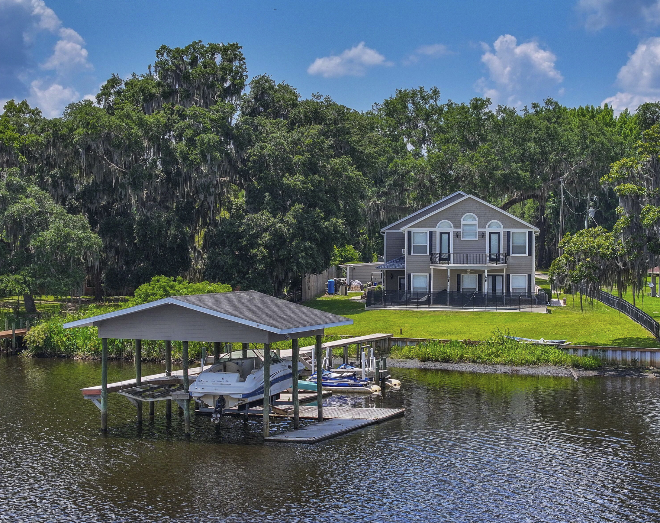High angle view of 529 West River Road in Palatka Florida.