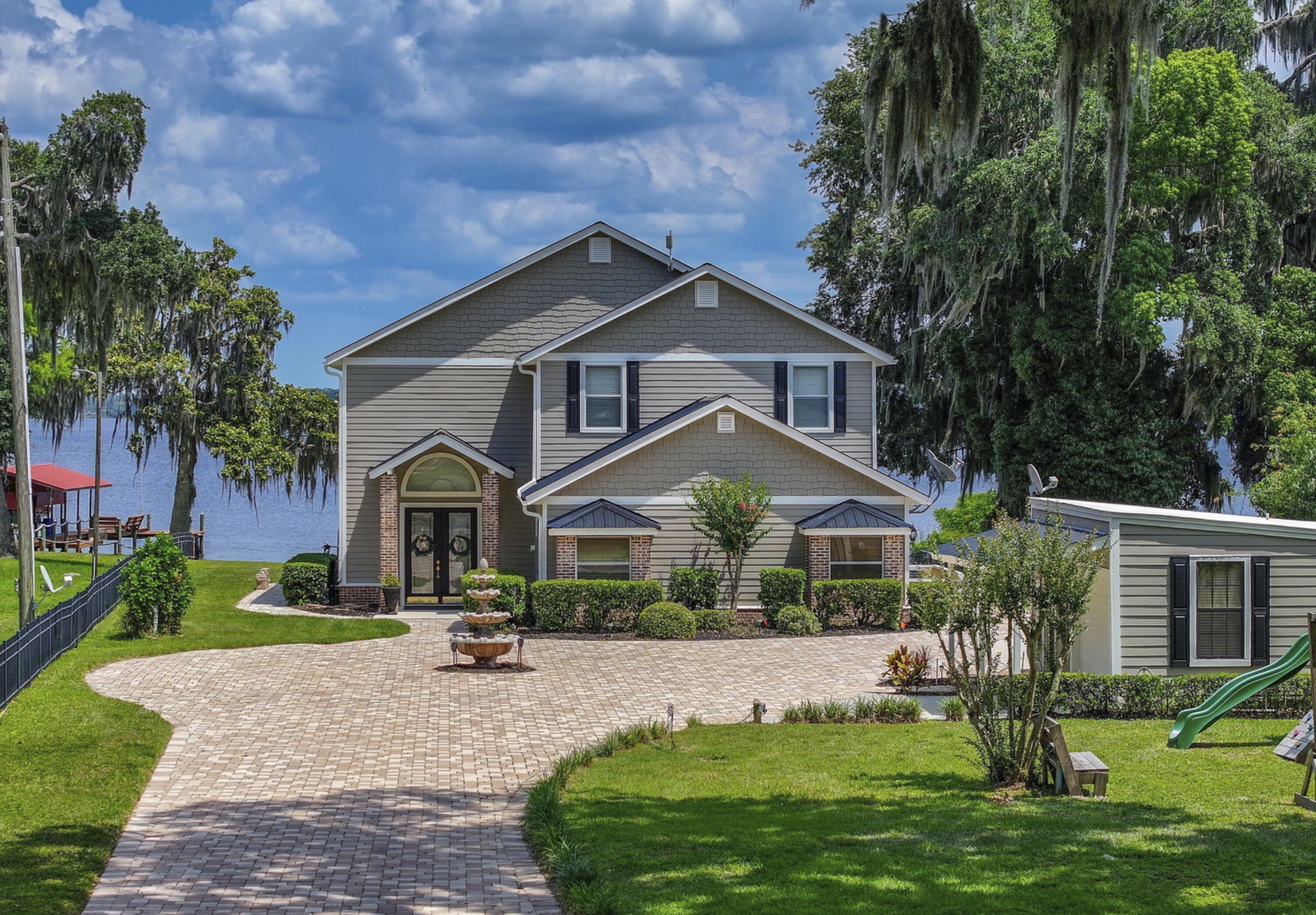 Front view of 529 West River Road in Palatka Florida.