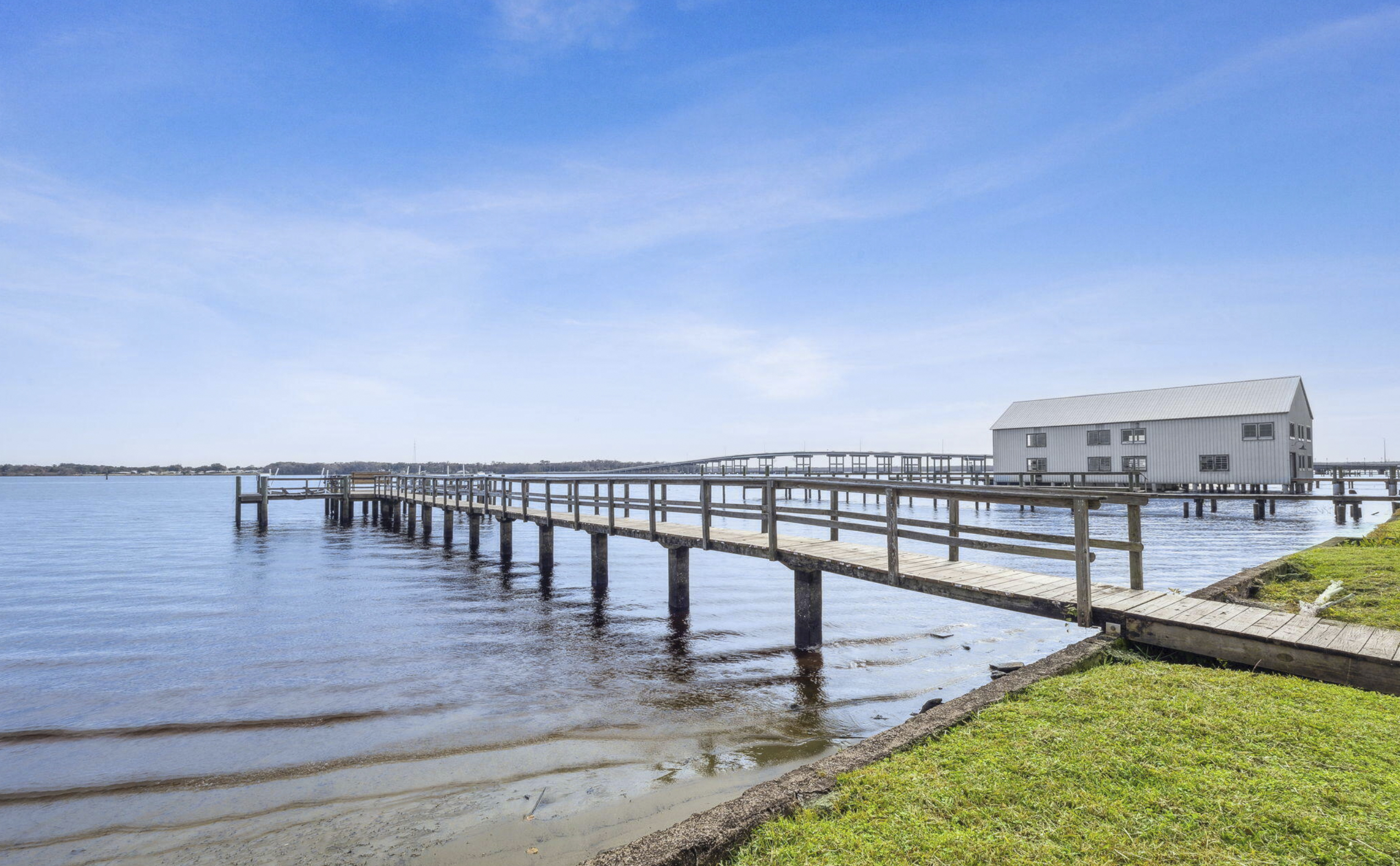 Long wooden pier jetting out into St. John's River in Putnam County, Florida.